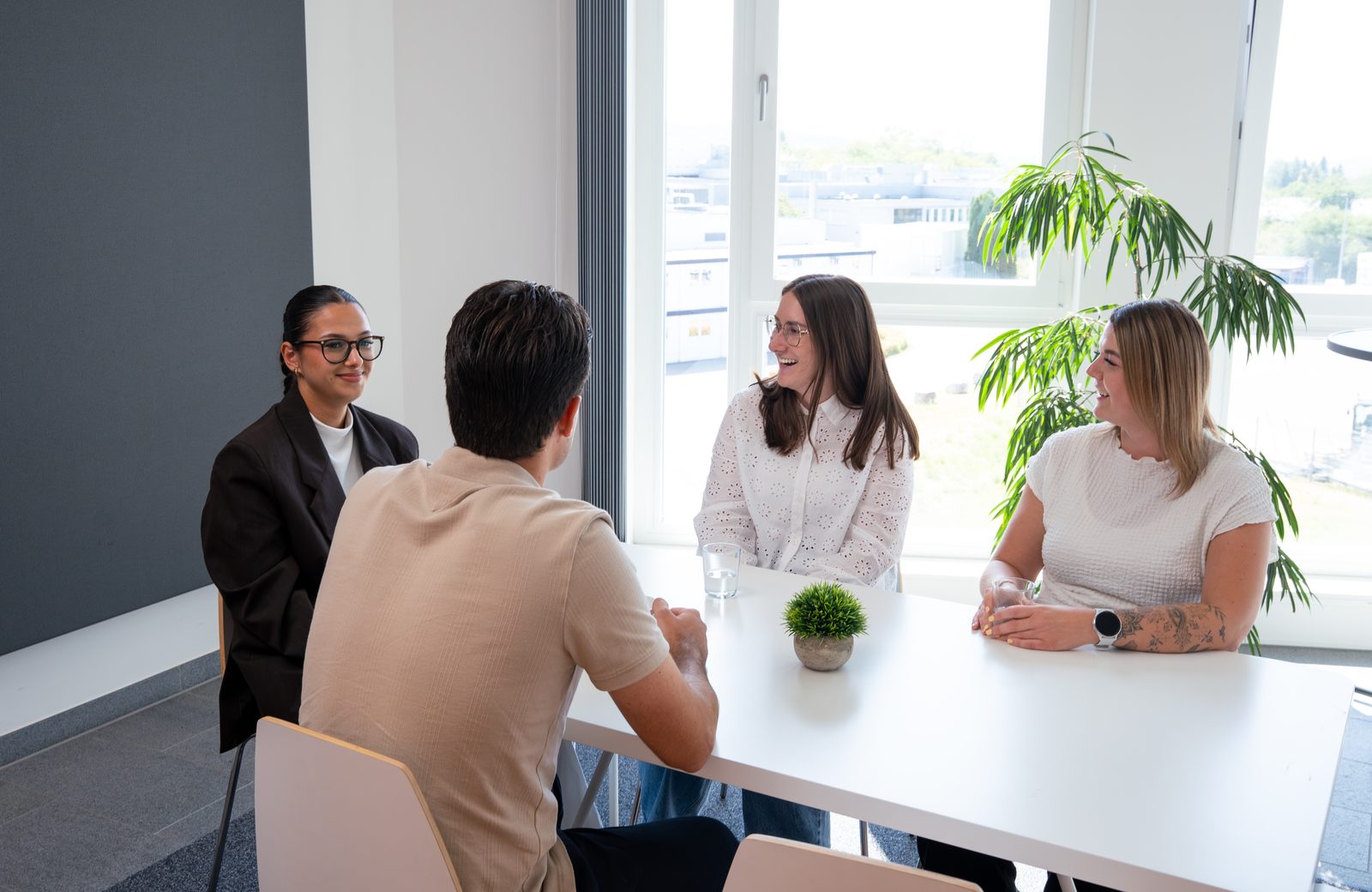 Team von steuerberater hw am Besprechungstisch